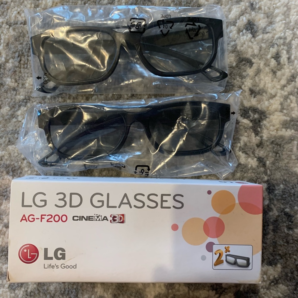 BRAND NEW IN BOX LG 3D GLASSES AG-F200 CINEMA 3D